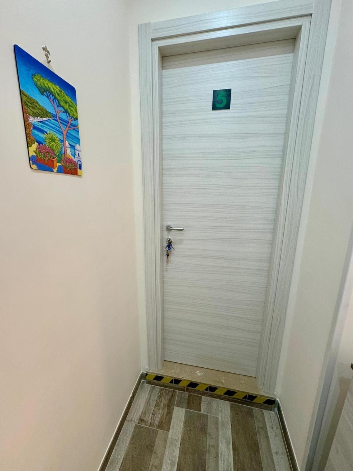 Отель Punto House Ferrovia Неаполь Экстерьер фото