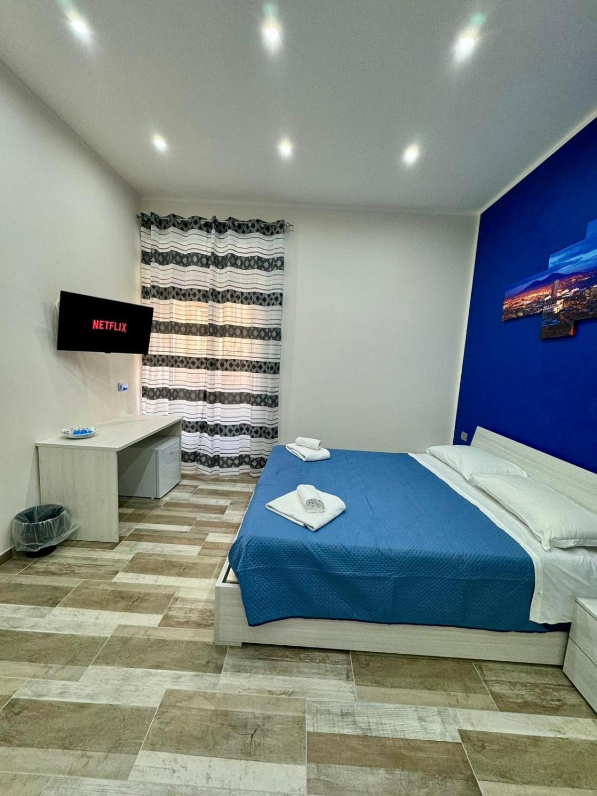 Отель Punto House Ferrovia Неаполь Экстерьер фото